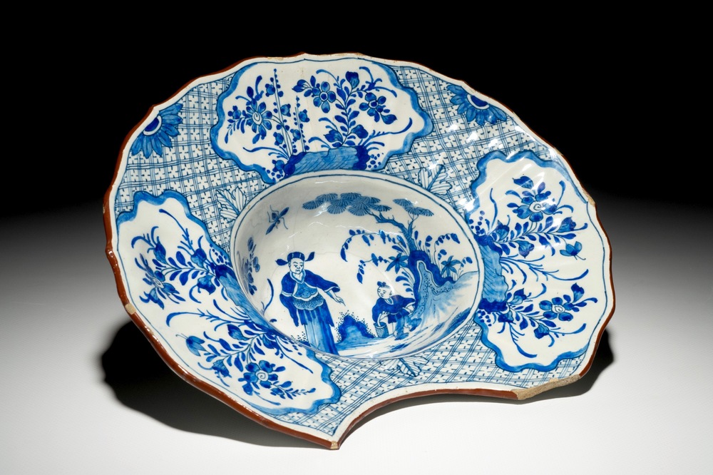 Un plat &agrave; barbe en fa&iuml;ence de Delft bleu et blanc &agrave; d&eacute;cor chinoiserie, 18&egrave;me